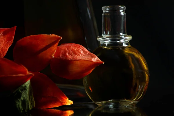 Glas Rotwein Und Rosenblätter Auf Schwarzem Hintergrund — Stockfoto