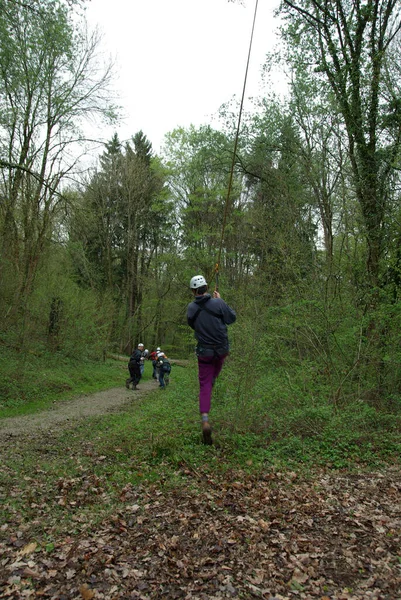 Férfi Egy Hátizsák Egy Utat Parkban — Stock Fotó