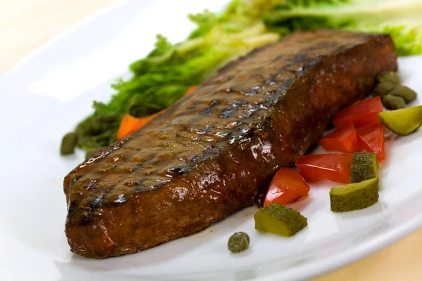 Biftek Yeşil Salata — Stok fotoğraf