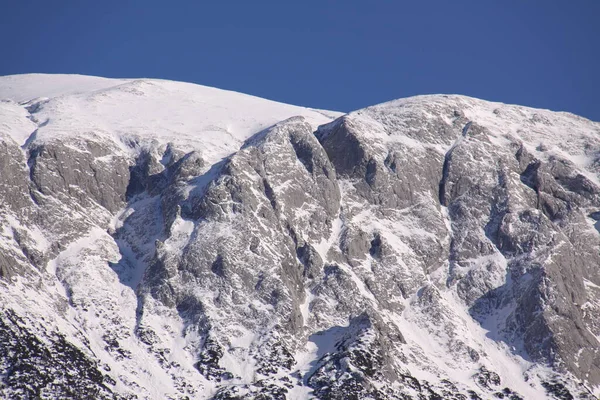 Pokryty Śniegiem Szczyt Góry — Zdjęcie stockowe