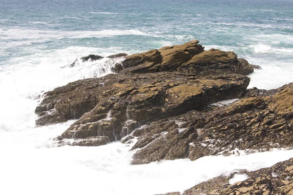 Olas Chocando Contra Las Rocas Océano Atlántico — Foto de Stock
