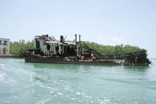 Viejo Barco Abandonado Mar —  Fotos de Stock