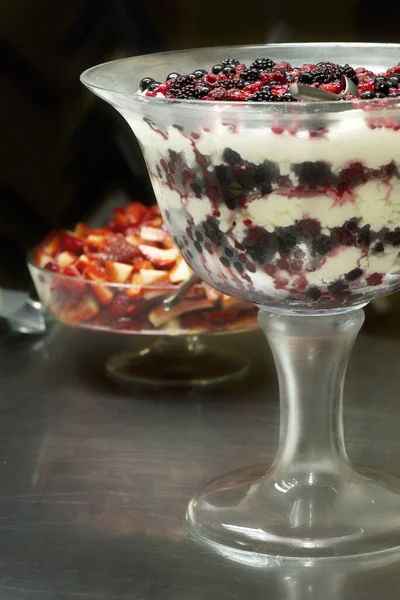 Confiture Framboises Bleuets Dans Bol Verre Sur Fond Noir — Photo