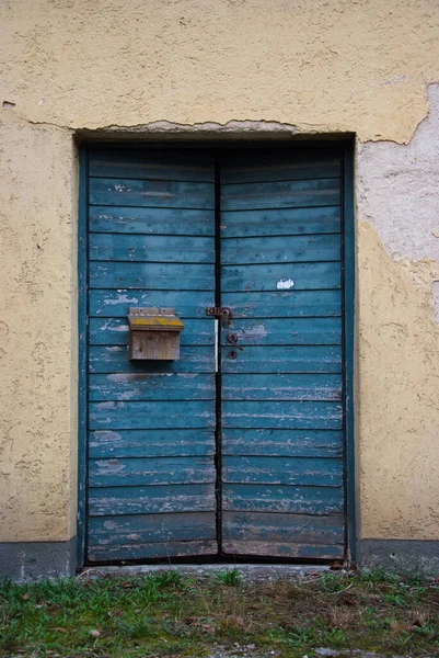 Alte Blaue Tür Mit Briefkasten — Stockfoto