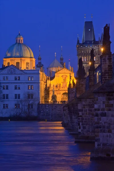 Charles Bro Och Kyrkor Prag — Stockfoto