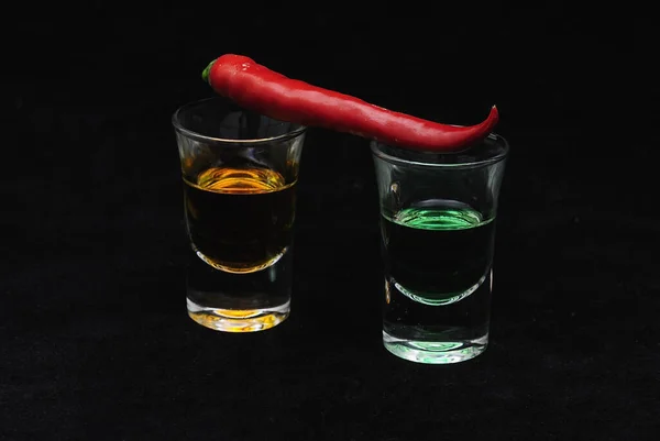 Due Bicchieri Vodka Bicchiere Whisky Fondo Nero — Foto Stock