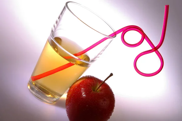 Roter Apfel Und Ein Glas Saft — Stockfoto