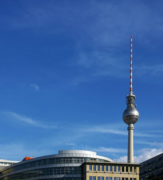 Fernsehturm Hinter Häusern — Stockfoto