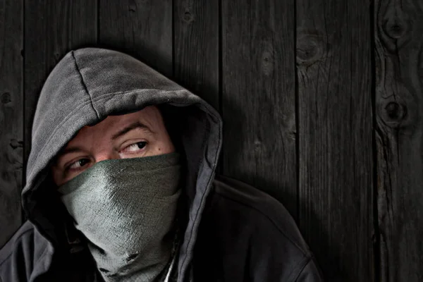 Retrato Homem Balaclava Com Uma Capa Chão — Fotografia de Stock