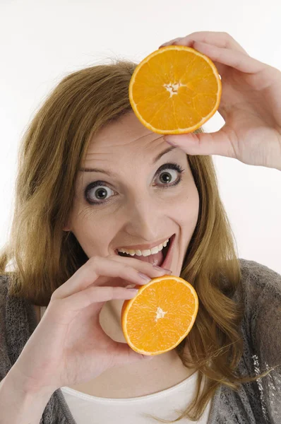 Mujer Joven Que Tiene Naranja Sus Manos — Foto de Stock