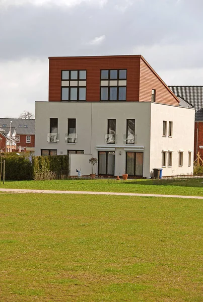 Modern Appartementencomplex Met Groen Gras — Stockfoto