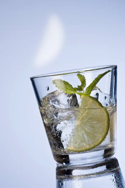 Glas Frischer Mojito Mit Eiswürfeln Und Minze Auf Weißem Hintergrund — Stockfoto