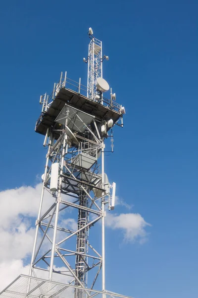 Telecommunicatietoren Met Blauwe Lucht — Stockfoto