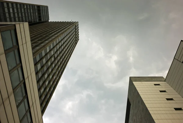 Edifício Moderno Com Nuvens Céu — Fotografia de Stock