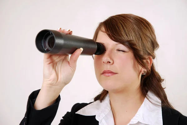 Junge Frau Blickt Durch Ferngläser — Stockfoto