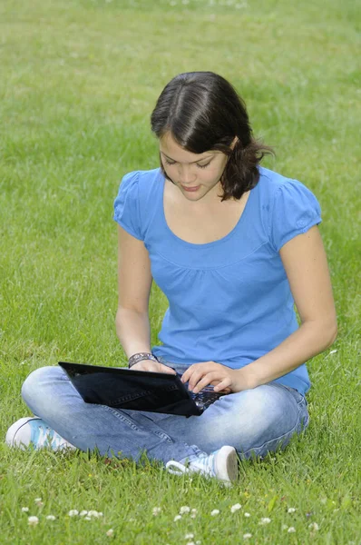 Adolescentes Con Netbook Prado — Foto de Stock