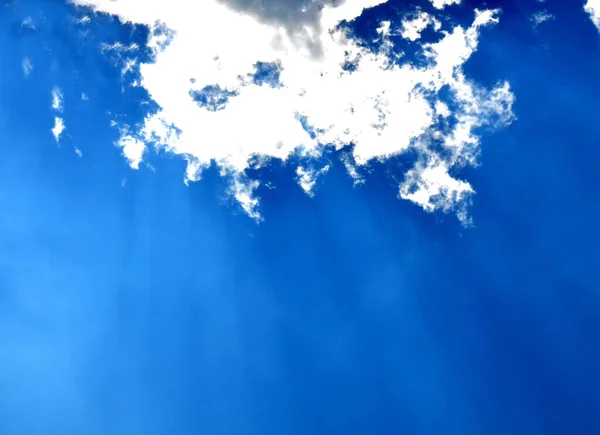 Langit Biru Dengan Sinar Matahari — Stok Foto