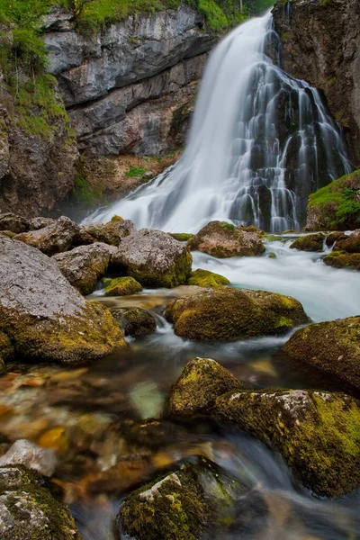Hermosa Cascada Sobre Fondo Naturaleza — Foto de Stock