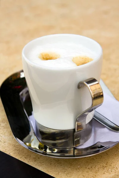 Tazza Caffè Con Cucchiaio Sul Tavolo — Foto Stock