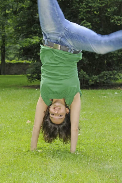 Jovem Mulher Parque — Fotografia de Stock