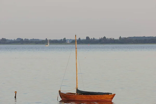 Рыбацкие Лодки Реке — стоковое фото