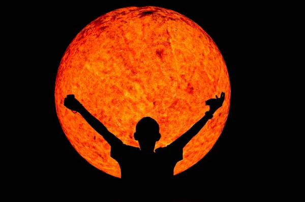 Silhueta Homem Com Uma Bola Basquete — Fotografia de Stock