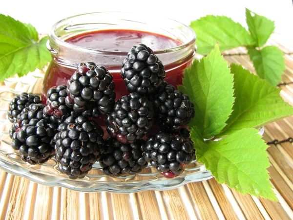 Frische Reife Brombeeren Und Ein Glas Beeren Auf Dem Holztisch — Stockfoto