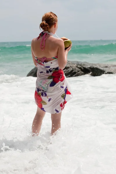 Молода Жінка Купальнику Стоїть Пляжі — стокове фото