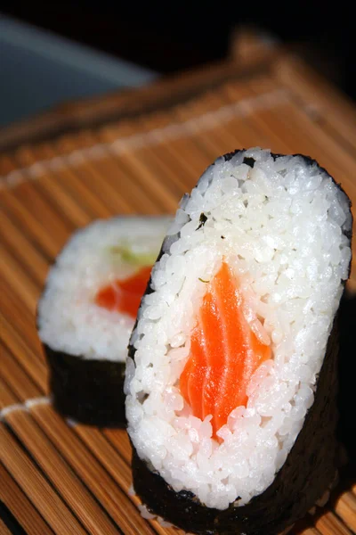 Sushi Pałeczkami Czarnej Płycie — Zdjęcie stockowe
