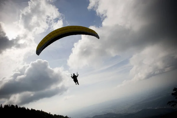 Gleitschirmfliegen Ist Der Freizeit Und Leistungssport — Stockfoto