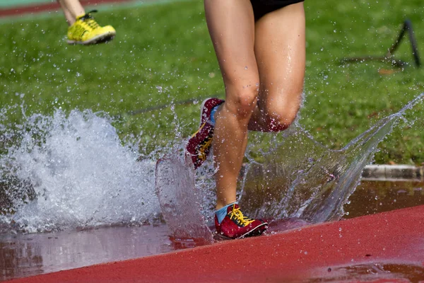 Giovane Ragazzo Che Gioca Con Acqua Piscina — Foto Stock