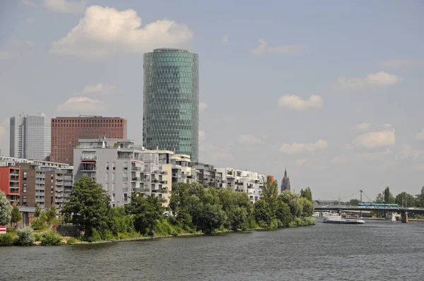 フランクフルトのWesthafenタワーとメイン — ストック写真
