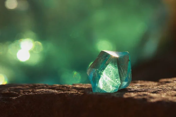 Fechar Uma Pirâmide Pedra Fundo Verde — Fotografia de Stock