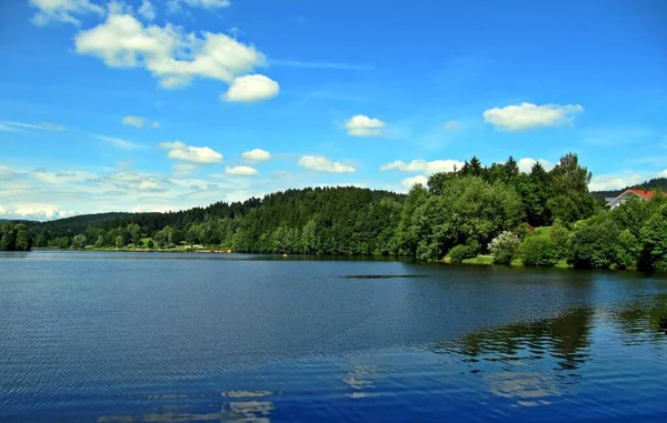 自然を背景にした美しい湖 — ストック写真