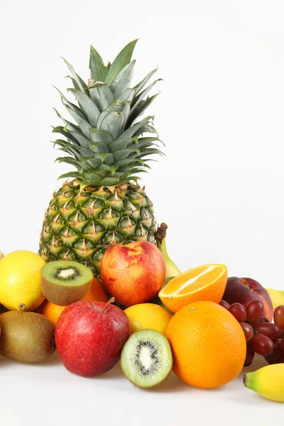 Tropische Früchte Und Gemüse Auf Weißem Hintergrund — Stockfoto