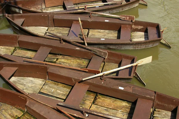 Öreg Csónak Tengerben — Stock Fotó