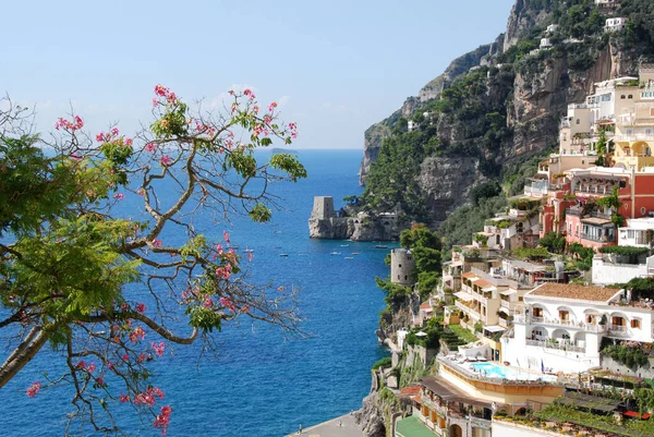 Amalfi Jest Miastem Dramatycznym Naturalnym Otoczeniu Poniżej Stromych Klifów Południowo — Zdjęcie stockowe
