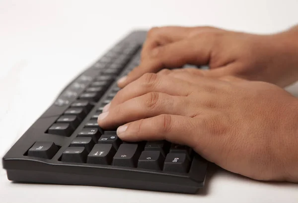 Close Uma Mão Digitando Teclado — Fotografia de Stock