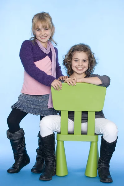 Dos Niños Felices Con Bolsa Papel Una Chica Vestida Forma —  Fotos de Stock