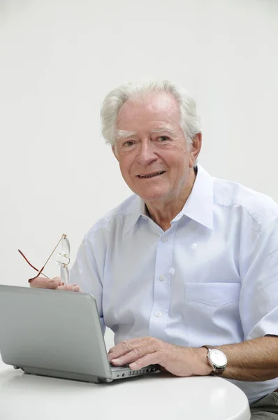 Seniorin Benutzt Laptop Hause — Stockfoto