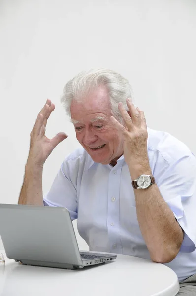 Uomo Anziano Che Utilizza Computer Portatile Casa — Foto Stock