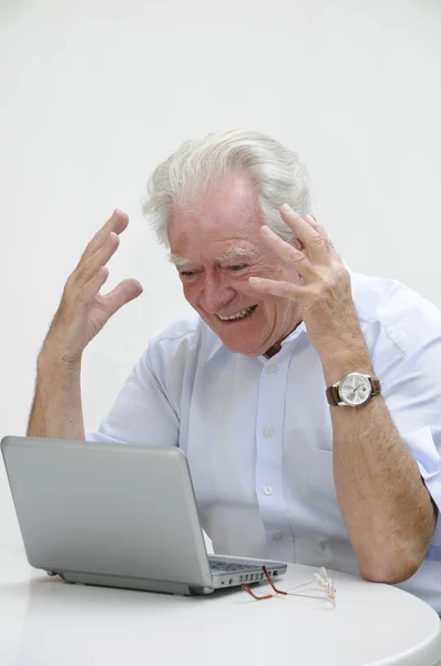 Starší Muž Používající Počítač Doma — Stock fotografie