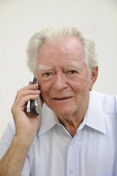 Cep Telefonu Olan Emekli — Stok fotoğraf
