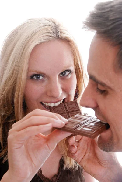 若いカップルがチョコレートケーキを食べて — ストック写真