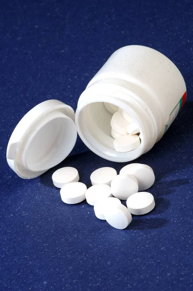 Białe Tabletki Szklanym Pojemniku Czarnym Tle — Zdjęcie stockowe