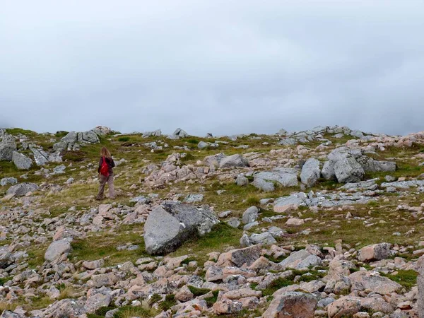 Une Femme Randonnée Dans Les Highlands — Photo