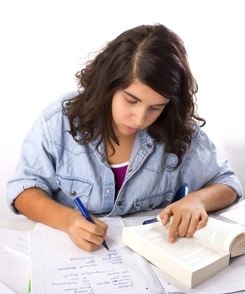 Jonge Vrouw Die Thuis Studeert — Stockfoto