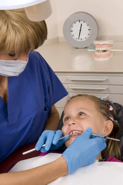 歯医者の診察室で歯を受けた若い女性が — ストック写真