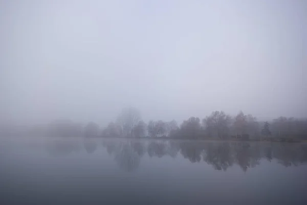 Lago Nevoeiro — Fotografia de Stock
