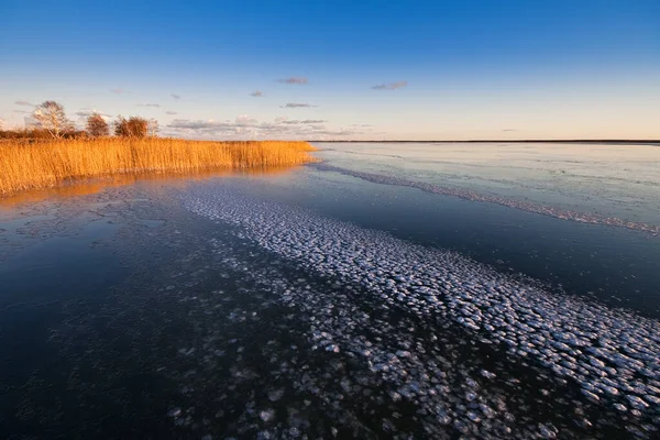 Paisaje Invierno Con Lago Congelado —  Fotos de Stock